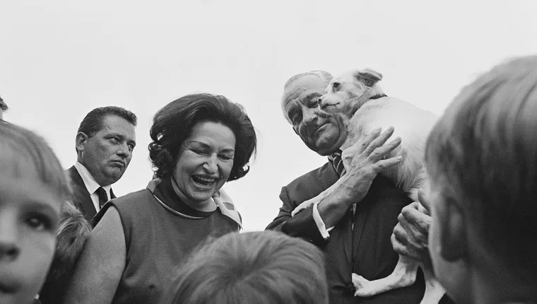 US president Lyndon B Johnson (1908 - 1973) with his wife Lady Bird Johnson (1912 - 2007) and his pet dog Yuki at a Country Fair on the South Lawn of the White House, Washington, DC, September 1967. 