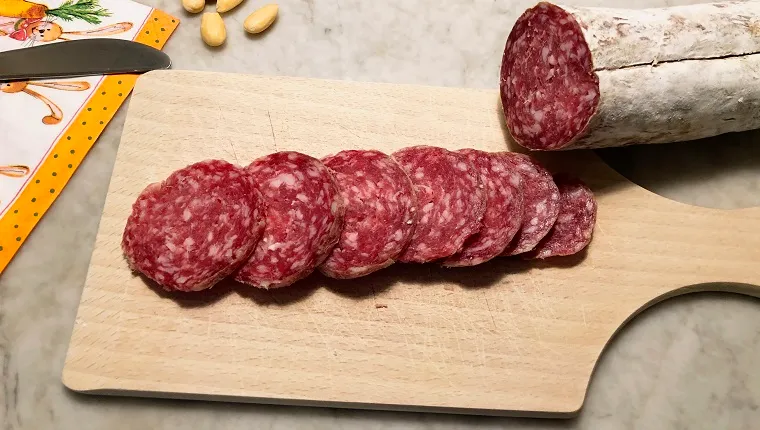 https://dogtime.com/wp-content/uploads/sites/12/2022/04/can-dogs-eat-salami-1.jpg