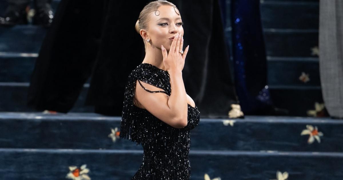 sydney sweeney puppy met gala 2025